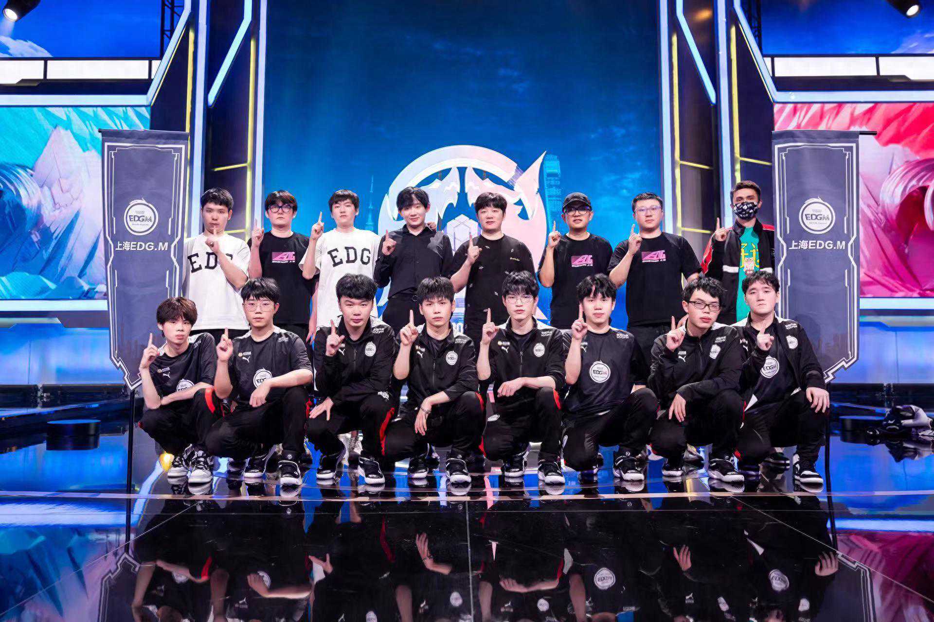 专访｜哭过笑过茫然过，一支上海电竞战队的1002天蛰伏