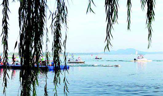 35名“泳士”竞游最美东湖