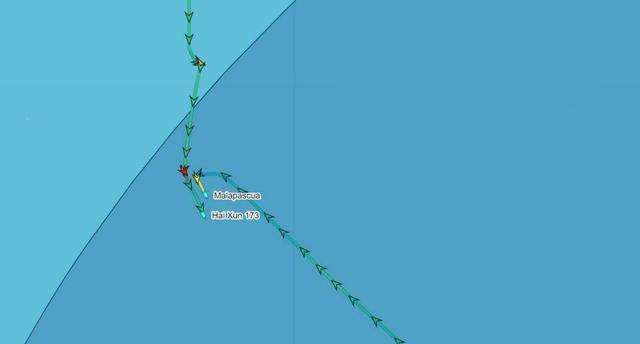 南海罕见一幕！菲300吨船拦截中国2000吨巨舰，解放军该亮剑了