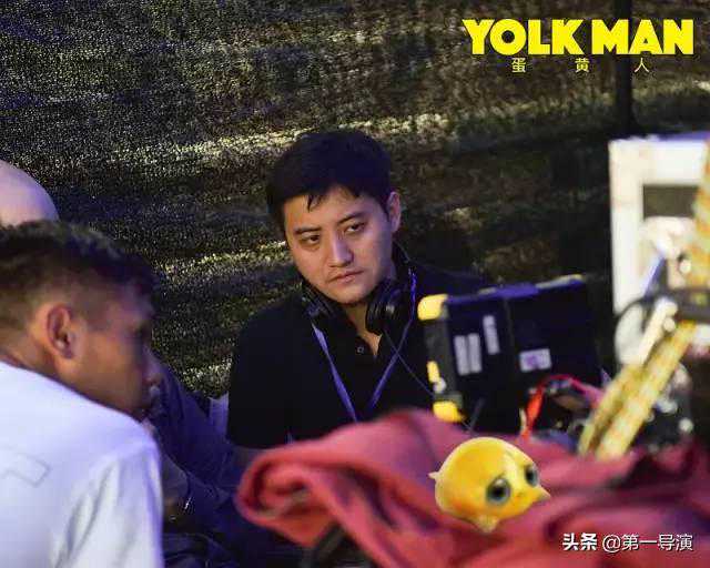 《中国男生泡不到美国妞》的导演，拍了部性喜剧，叫《蛋黄人》