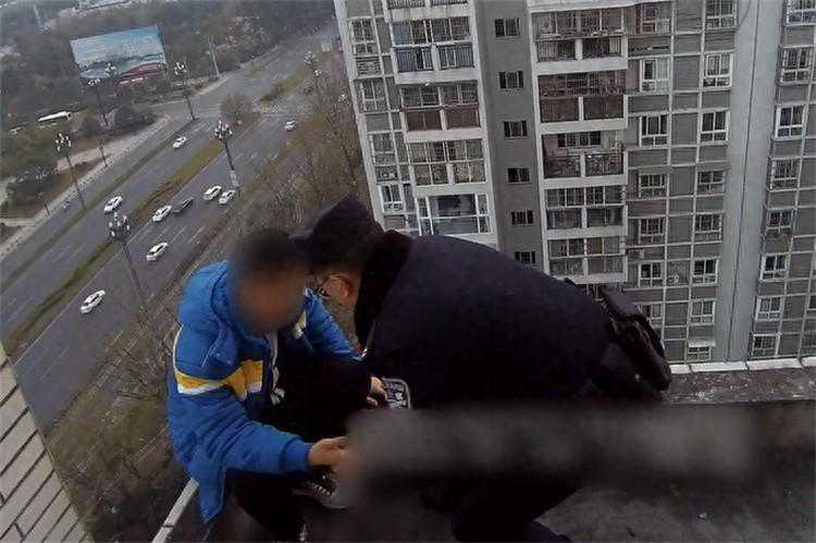 男孩因与家人矛盾欲轻生 成都新都公安民警暖心劝回