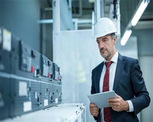 新疆人的一天 | 弧光中的守望者